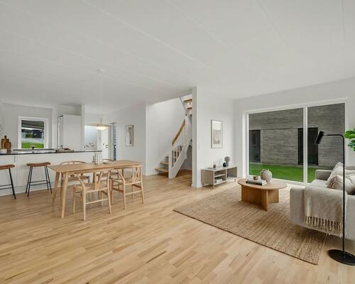 Indflytningsklart 5-værelses rækkehus på 124 m2 med carport, 2 badeværelser og solrig terrasse – husdyr tilladt