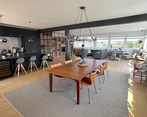 Lækker lys penthouse med egen tagterrasse