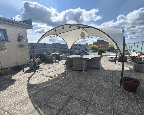 Lækker lys penthouse med egen tagterrasse