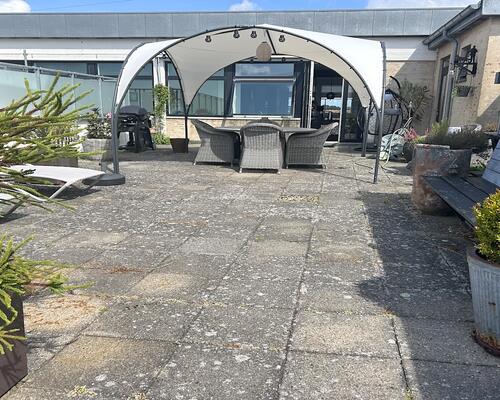 Lækker lys penthouse med egen tagterrasse