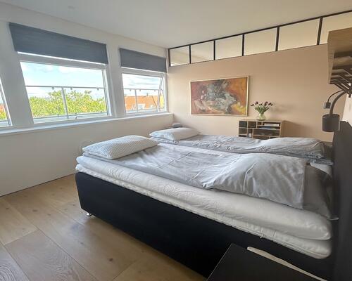 Lækker lys penthouse med egen tagterrasse