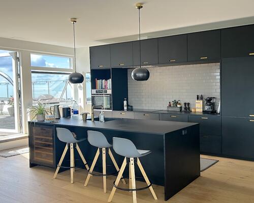 Lækker lys penthouse med egen tagterrasse