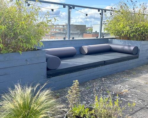 Lækker lys penthouse med egen tagterrasse