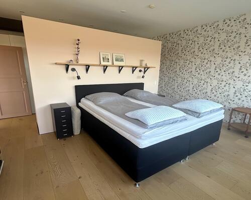 Lækker lys penthouse med egen tagterrasse