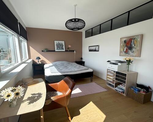 Lækker lys penthouse med egen tagterrasse