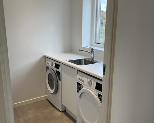 VELKOMMEN TIL RØLLIKEVEJ - NYBYGGET, ENERGIVENLIGE OG MODERNE RÆKKEHUSE TIL LEJE I ARNBJERG.