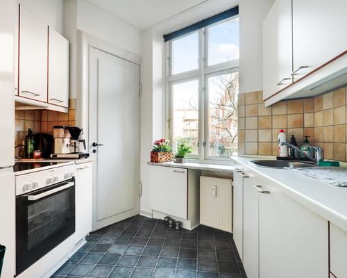 Fin og lys 2-værelses i stueplan i Finlandsgade