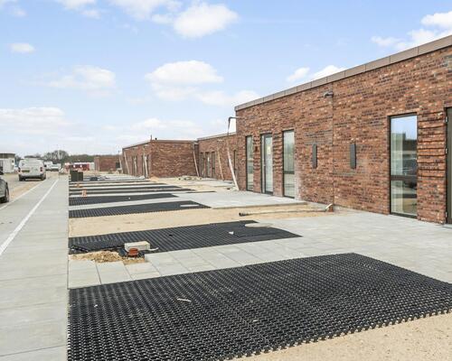 Nyt familievenligt rækkehus i Snejbjerg med privat have/terrasse og mulighed for ladestander.