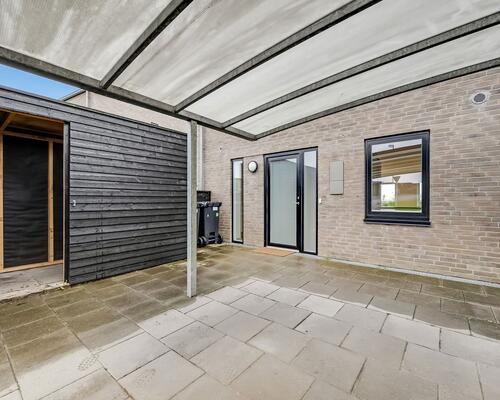 Indflytningsklart 5-værelses rækkehus på 124 m2 med carport, 2 badeværelser og solrig terrasse – husdyr tilladt