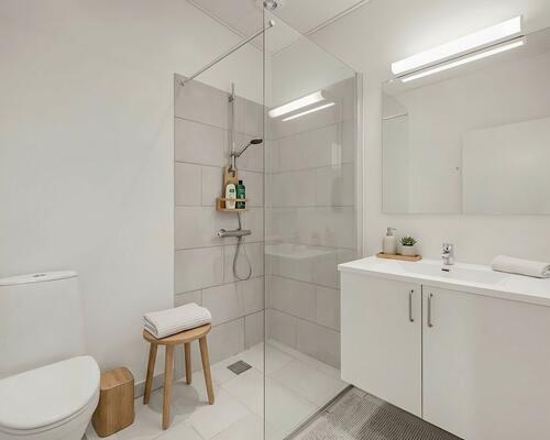 Indflytningsklart 5-værelses rækkehus på 124 m2 med carport, 2 badeværelser og solrig terrasse – husdyr tilladt