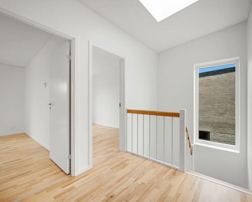 Indflytningsklart 5-værelses rækkehus på 124 m2 med carport, 2 badeværelser og solrig terrasse – husdyr tilladt