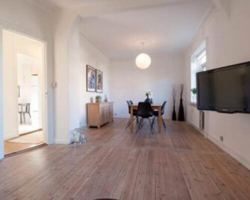 Møbleret 3-værelses lejlighed med parkering