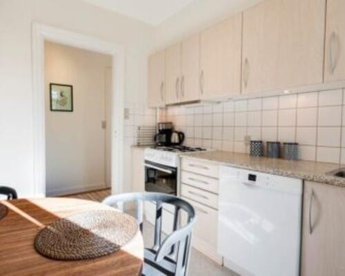 Møbleret 3-værelses lejlighed med parkering