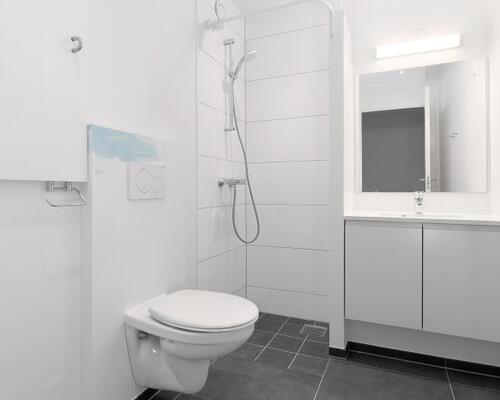 Flot og velindrettet 2-værelses lejlighed med stor altan – lige ved Botanisk Have