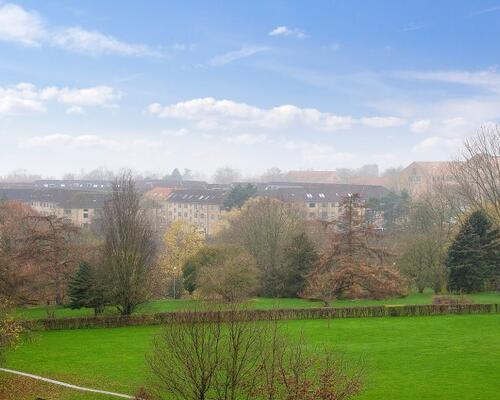 Flot og velindrettet 2-værelses lejlighed med stor altan – lige ved Botanisk Have