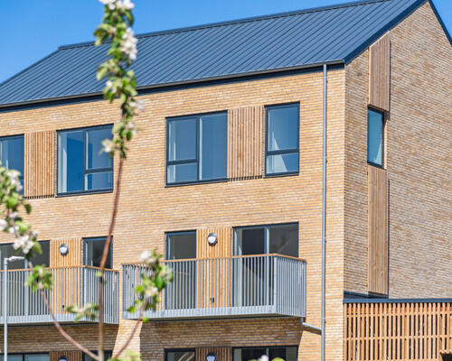 TO PLANS RÆKKEHUS TIL HELE FAMILIEN I SKØNNE OMGIVELSER