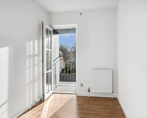 Velplaceret og delevenlig bolig med altan