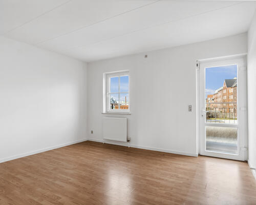 Velplaceret og delevenlig bolig med altan