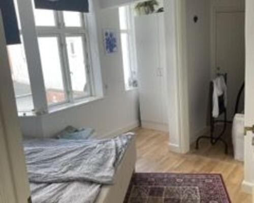 Nydelig stor 2. værelses lejlighed