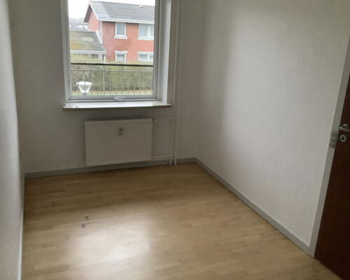 Lys og velindrettet 3-værelses på 58 m2 med altan og parkering – tæt på indkøb og bus