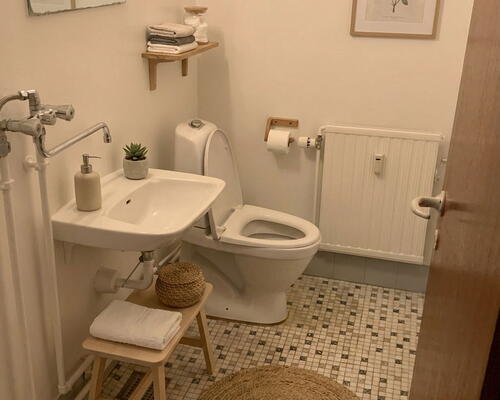 Lys og velindrettet 3-værelses på 58 m2 med altan og parkering – tæt på indkøb og bus