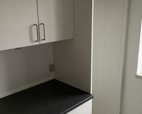 Lys og velindrettet 3-værelses på 58 m2 med altan og parkering – tæt på indkøb og bus