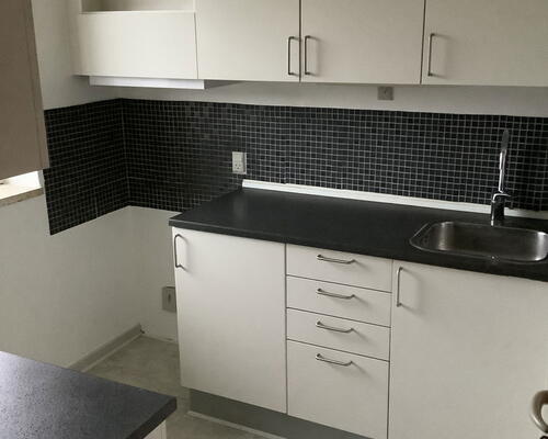 Lys og velindrettet 3-værelses på 58 m2 med altan og parkering – tæt på indkøb og bus