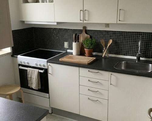 Lys og velindrettet 3-værelses på 58 m2 med altan og parkering – tæt på indkøb og bus