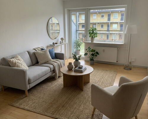 Lys og velindrettet 3-værelses på 58 m2 med altan og parkering – tæt på indkøb og bus