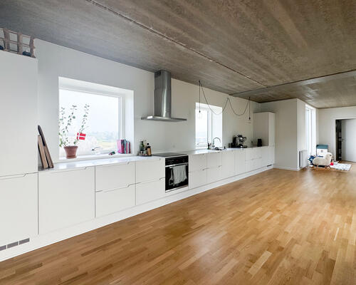 Fantastisk lejlighed med 3 altaner, atriumgård og panoramaudsigt