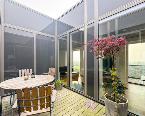 Fantastisk lejlighed med 3 altaner, atriumgård og panoramaudsigt