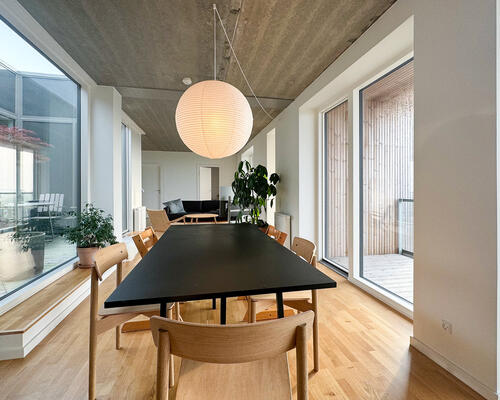 Fantastisk lejlighed med 3 altaner, atriumgård og panoramaudsigt