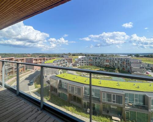 Fantastisk lejlighed med 3 altaner, atriumgård og panoramaudsigt