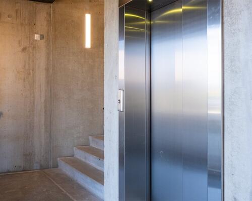 Fantastisk lejlighed med 3 altaner, atriumgård og panoramaudsigt