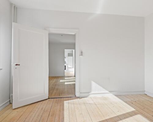 Flot og lys 2-værelses lejlighed med altan