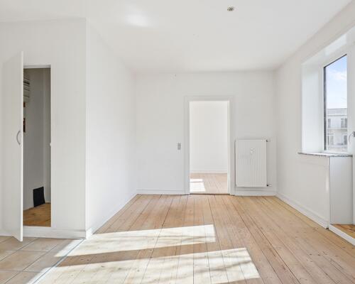 Flot og lys 2-værelses lejlighed med altan