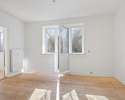 Flot og lys 2-værelses lejlighed med altan