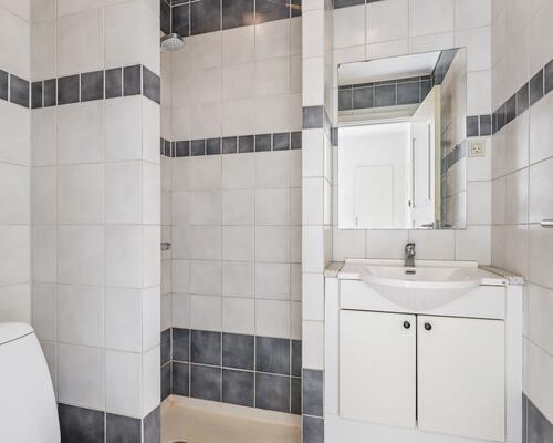 Flot og lys 2-værelses lejlighed med altan