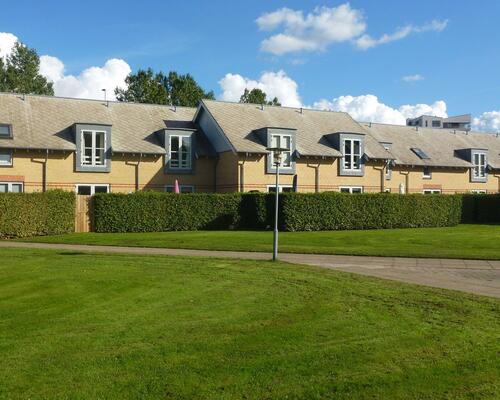 Lys 4 vær. lejlighed i 2 plan. - ligge i grønne omgivelser.