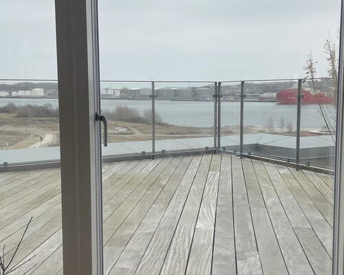 Eksklusiv penthouse med stor tagterrasse og fjordudsigt