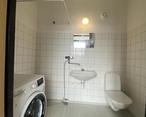 Rummelig 4. værelses lejlighed med 2 toiletter