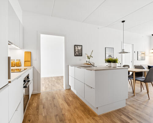 Moderne 4-værelses med stor terrasse og lækkert køkken-alrum