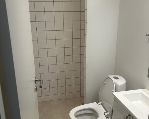 Lyst 2-værelses rækkehus i ét plan med privat terrasse, parkering og ladestander