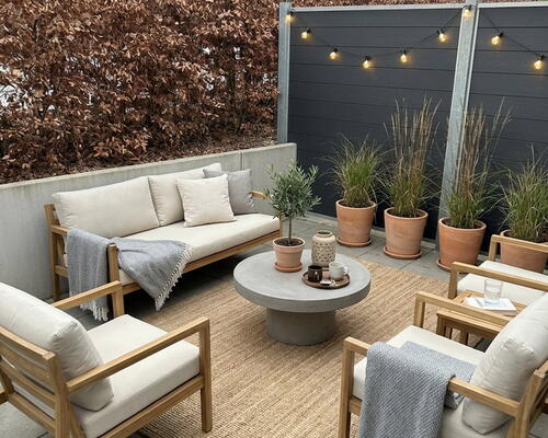 Lyst 2-værelses rækkehus i ét plan med privat terrasse, parkering og ladestander