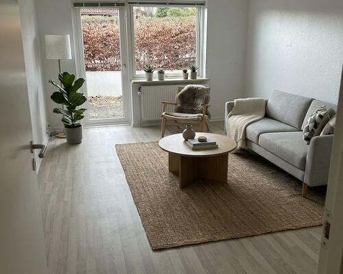 Lyst 2-værelses rækkehus i ét plan med privat terrasse, parkering og ladestander