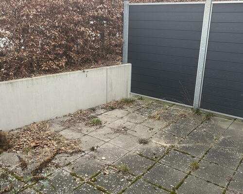 Lyst 2-værelses rækkehus i ét plan med privat terrasse, parkering og ladestander