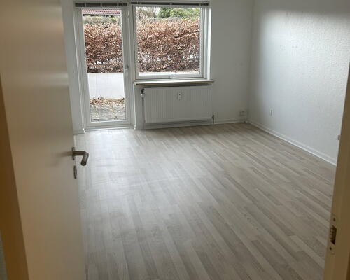 Lyst 2-værelses rækkehus i ét plan med privat terrasse, parkering og ladestander