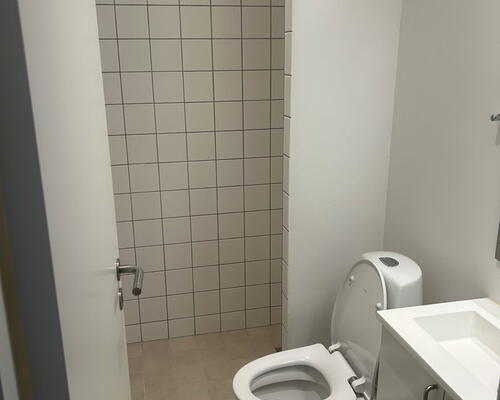 Lyst 2-værelses rækkehus i ét plan med privat terrasse, parkering og ladestander