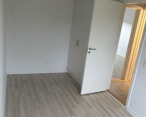 Lyst 2-værelses rækkehus i ét plan med privat terrasse, parkering og ladestander