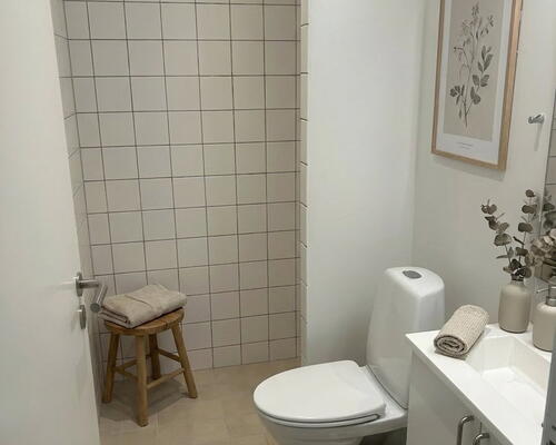 Lyst 2-værelses rækkehus i ét plan med privat terrasse, parkering og ladestander